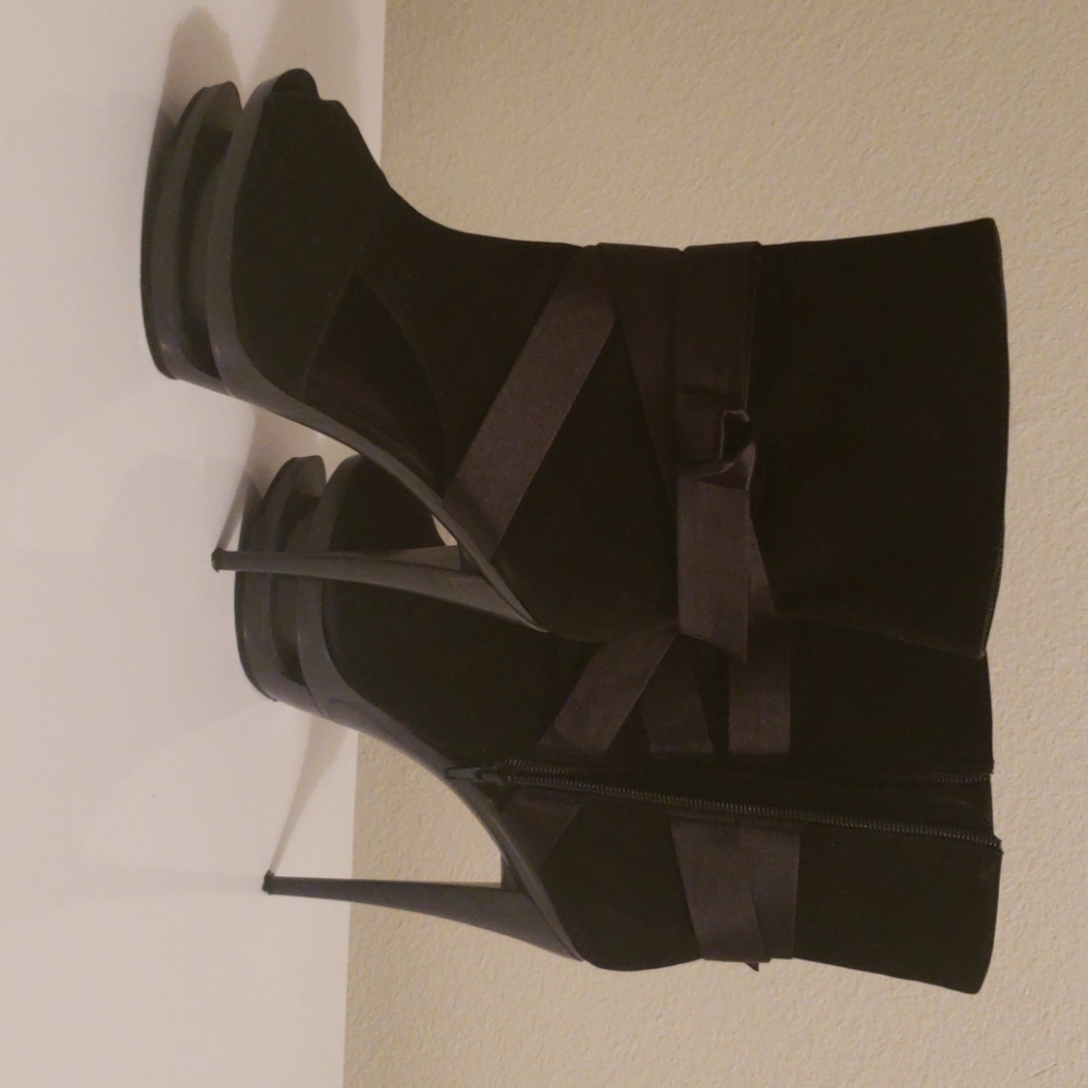Shoe - Picture 3 of 3